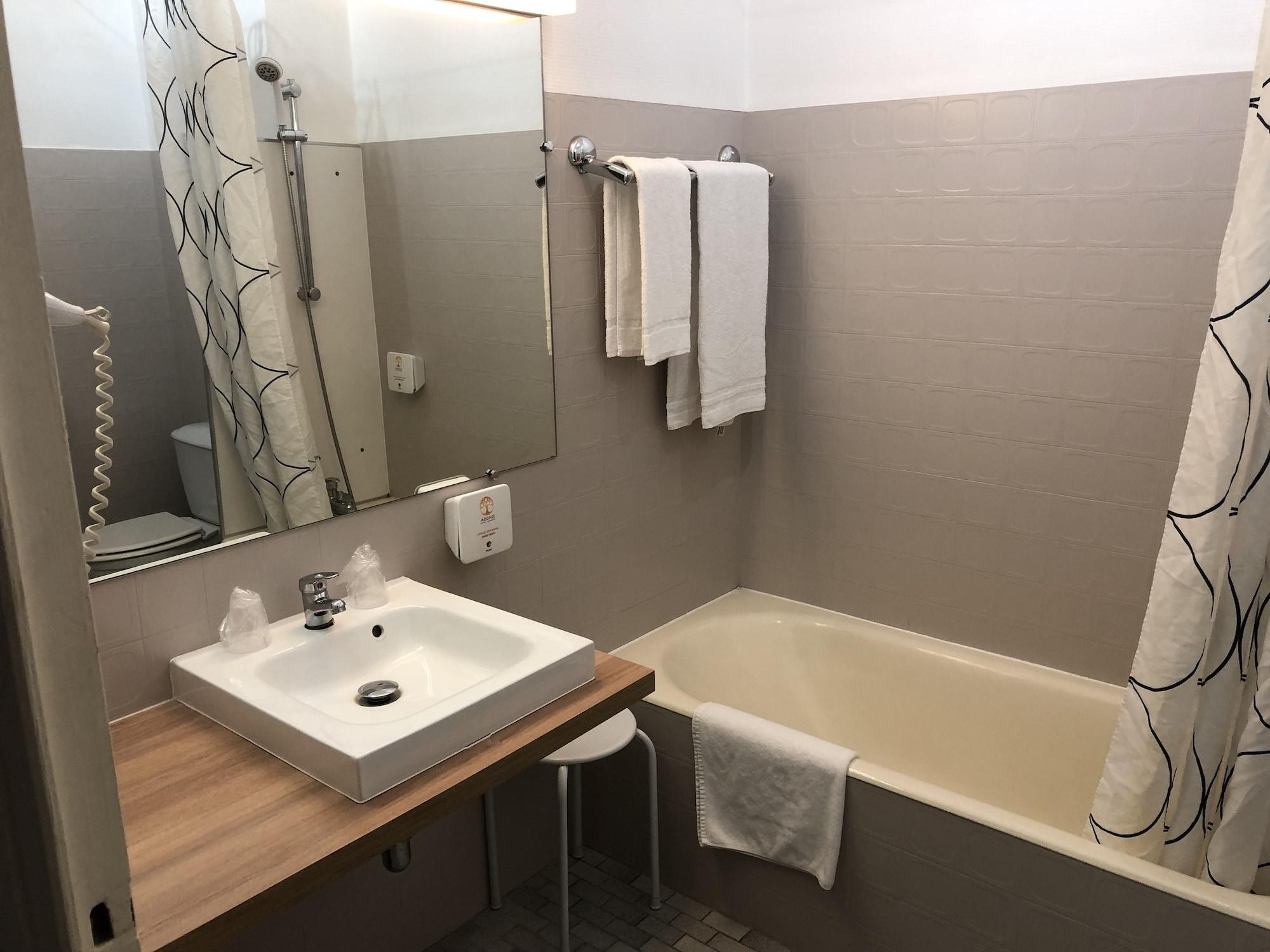 Adonis Lyon Est Hotel Artys Saint-Priest-en-Jarez Exterior photo