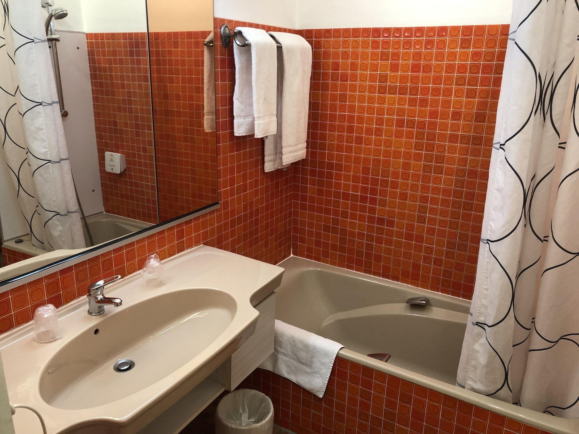Adonis Lyon Est Hotel Artys Saint-Priest-en-Jarez Exterior photo