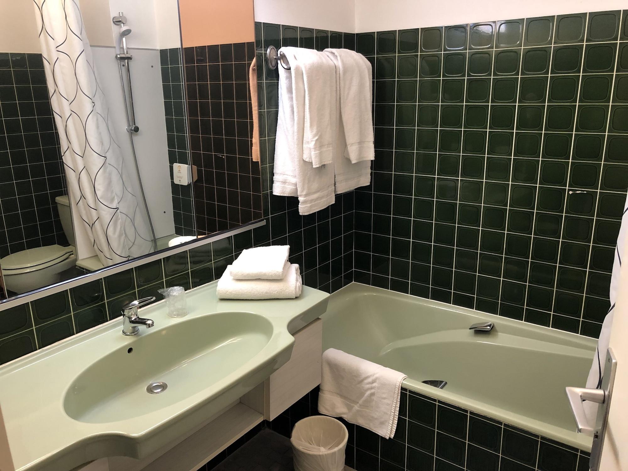 Adonis Lyon Est Hotel Artys Saint-Priest-en-Jarez Exterior photo