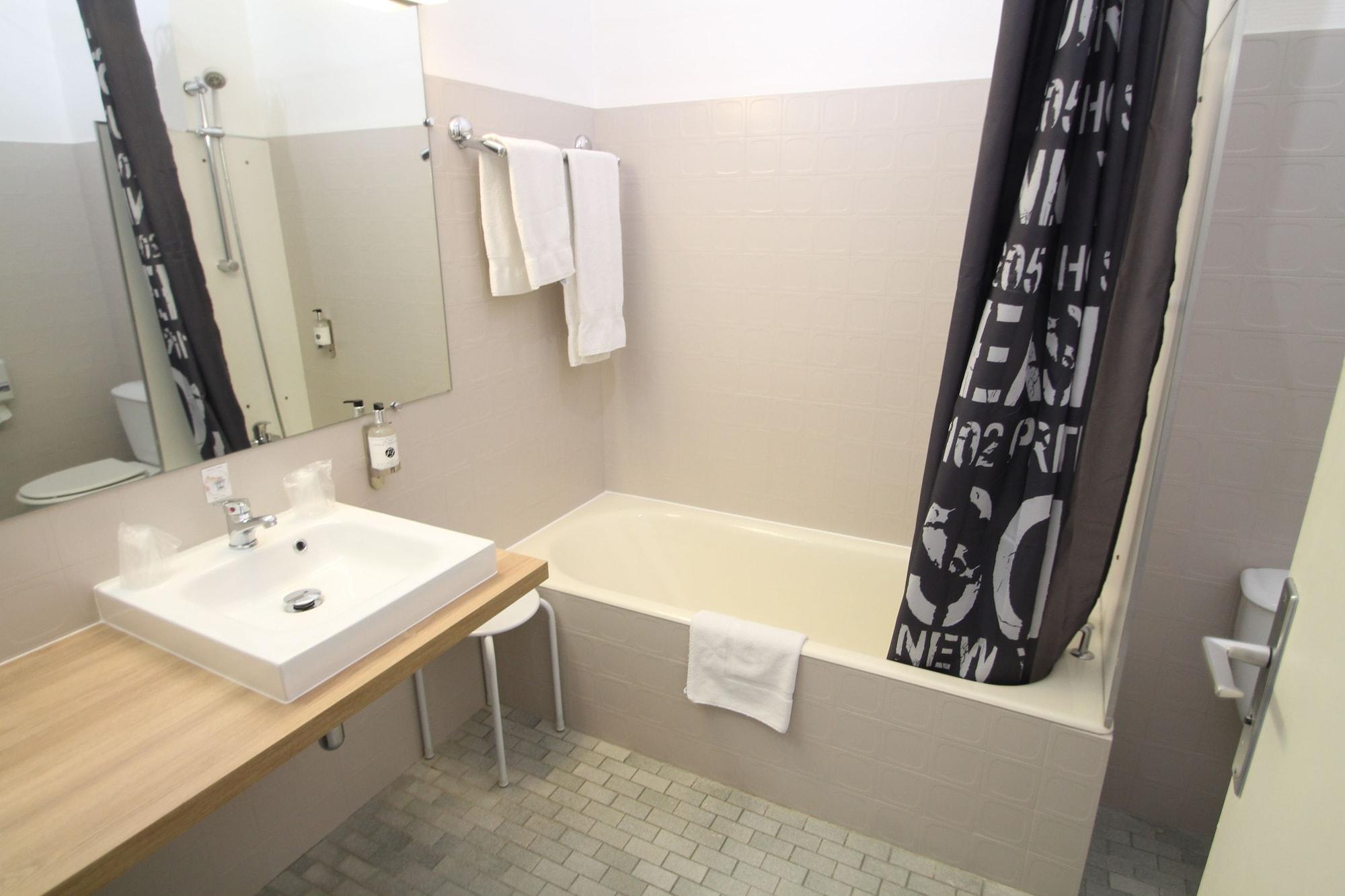 Adonis Lyon Est Hotel Artys Saint-Priest-en-Jarez Exterior photo