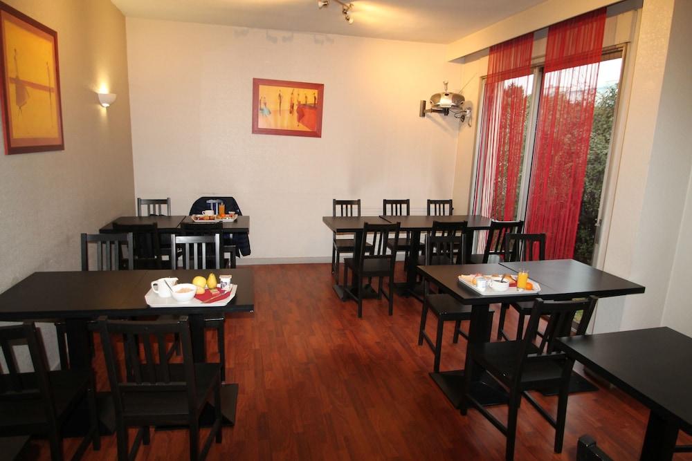 Adonis Lyon Est Hotel Artys Saint-Priest-en-Jarez Exterior photo