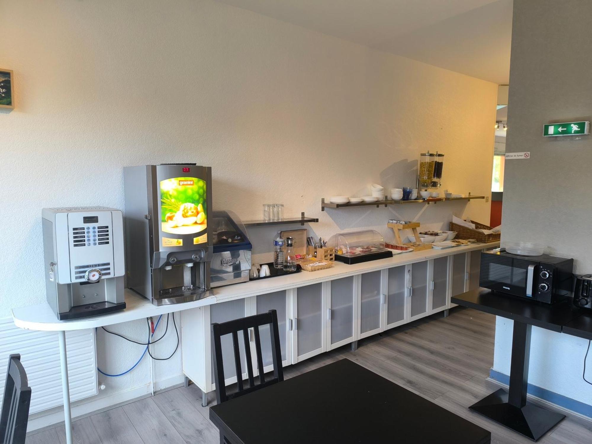 Adonis Lyon Est Hotel Artys Saint-Priest-en-Jarez Exterior photo