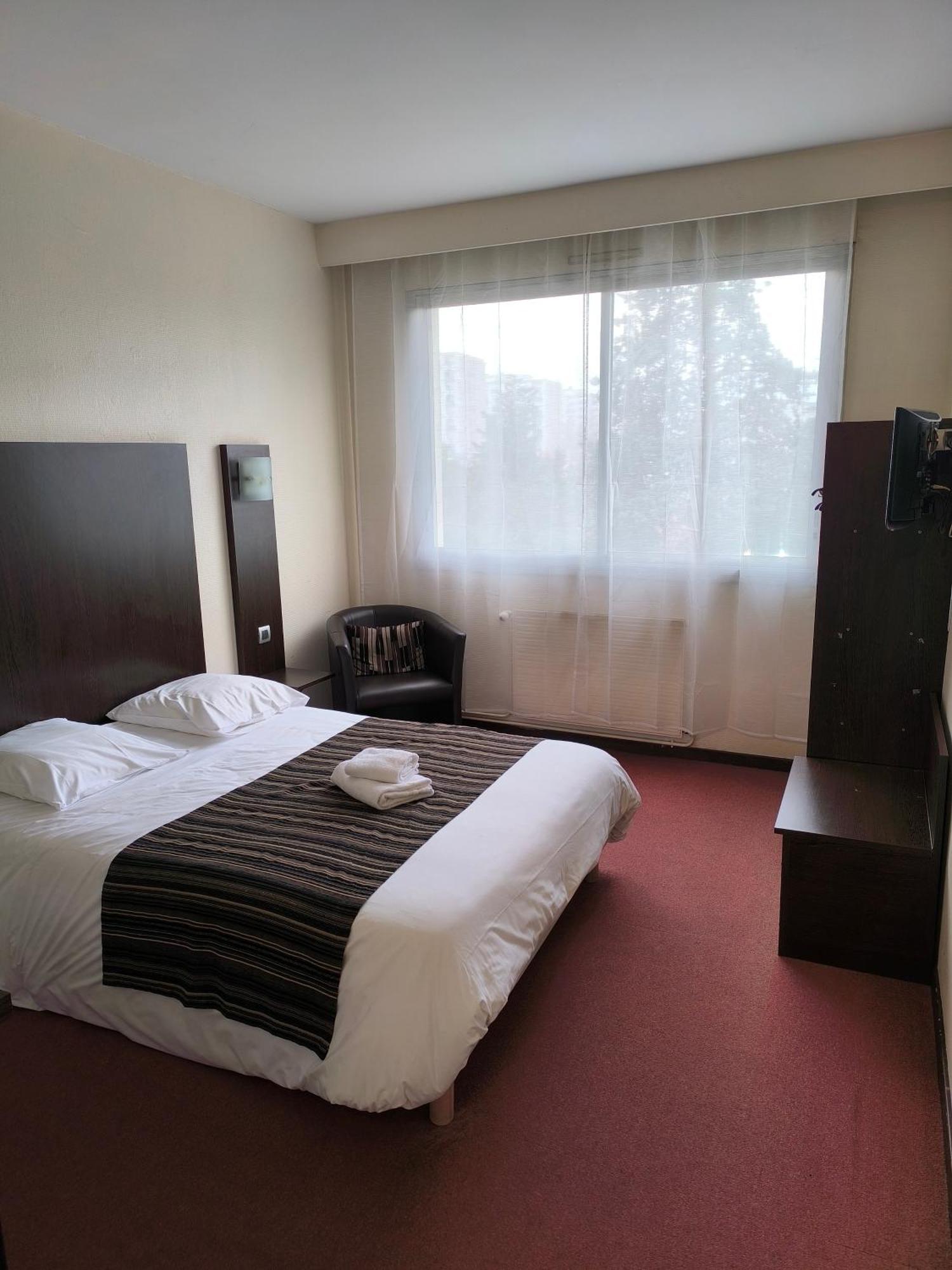 Adonis Lyon Est Hotel Artys Saint-Priest-en-Jarez Exterior photo