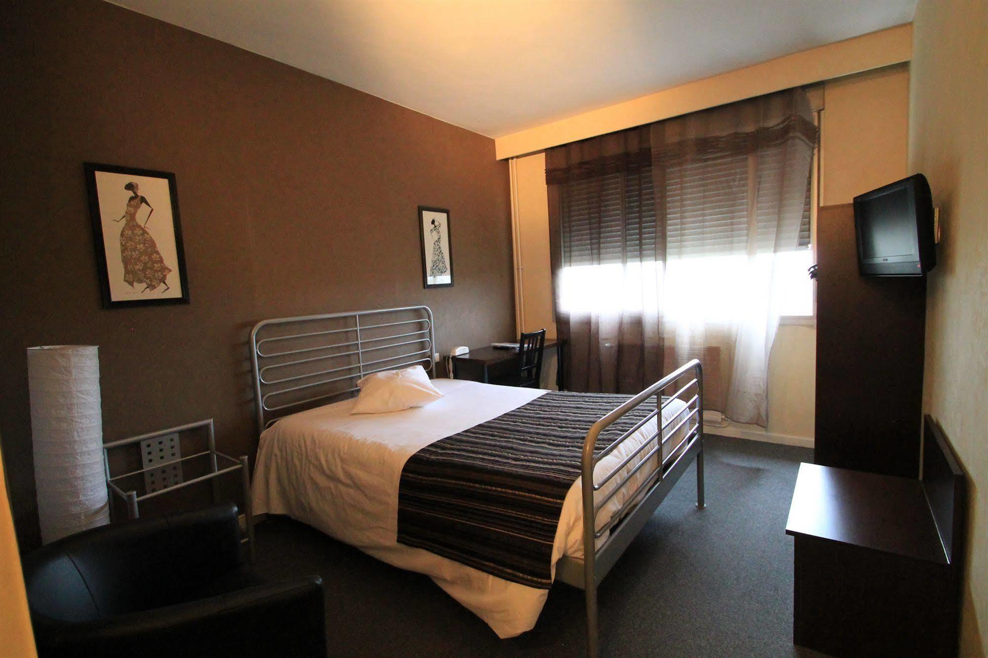 Adonis Lyon Est Hotel Artys Saint-Priest-en-Jarez Exterior photo