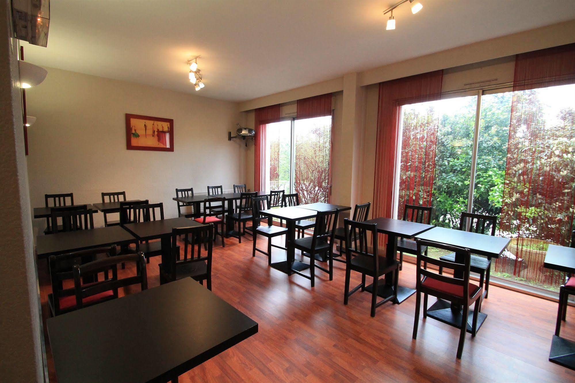 Adonis Lyon Est Hotel Artys Saint-Priest-en-Jarez Exterior photo