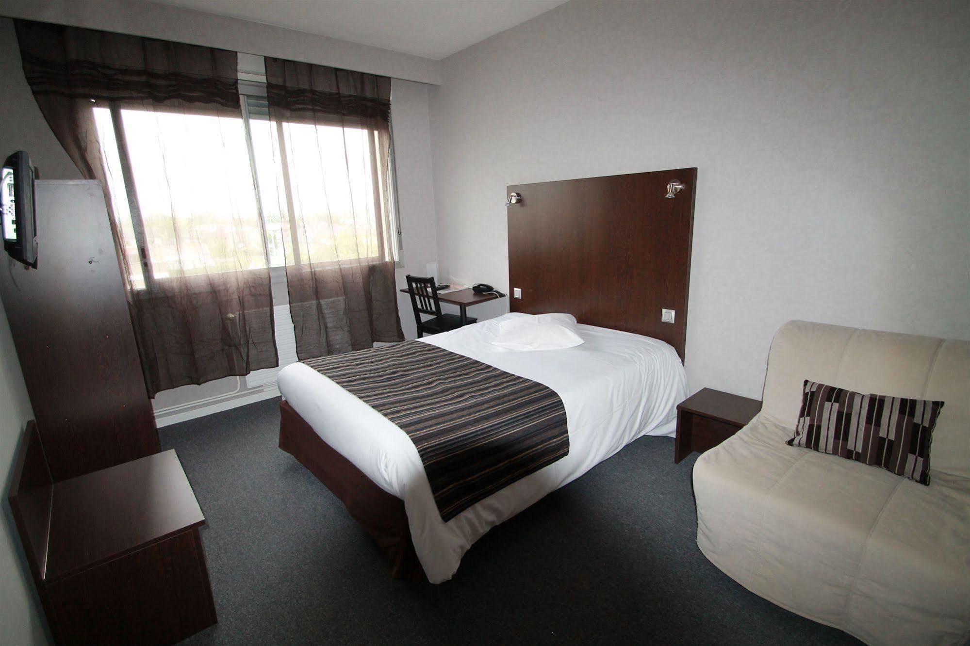 Adonis Lyon Est Hotel Artys Saint-Priest-en-Jarez Exterior photo